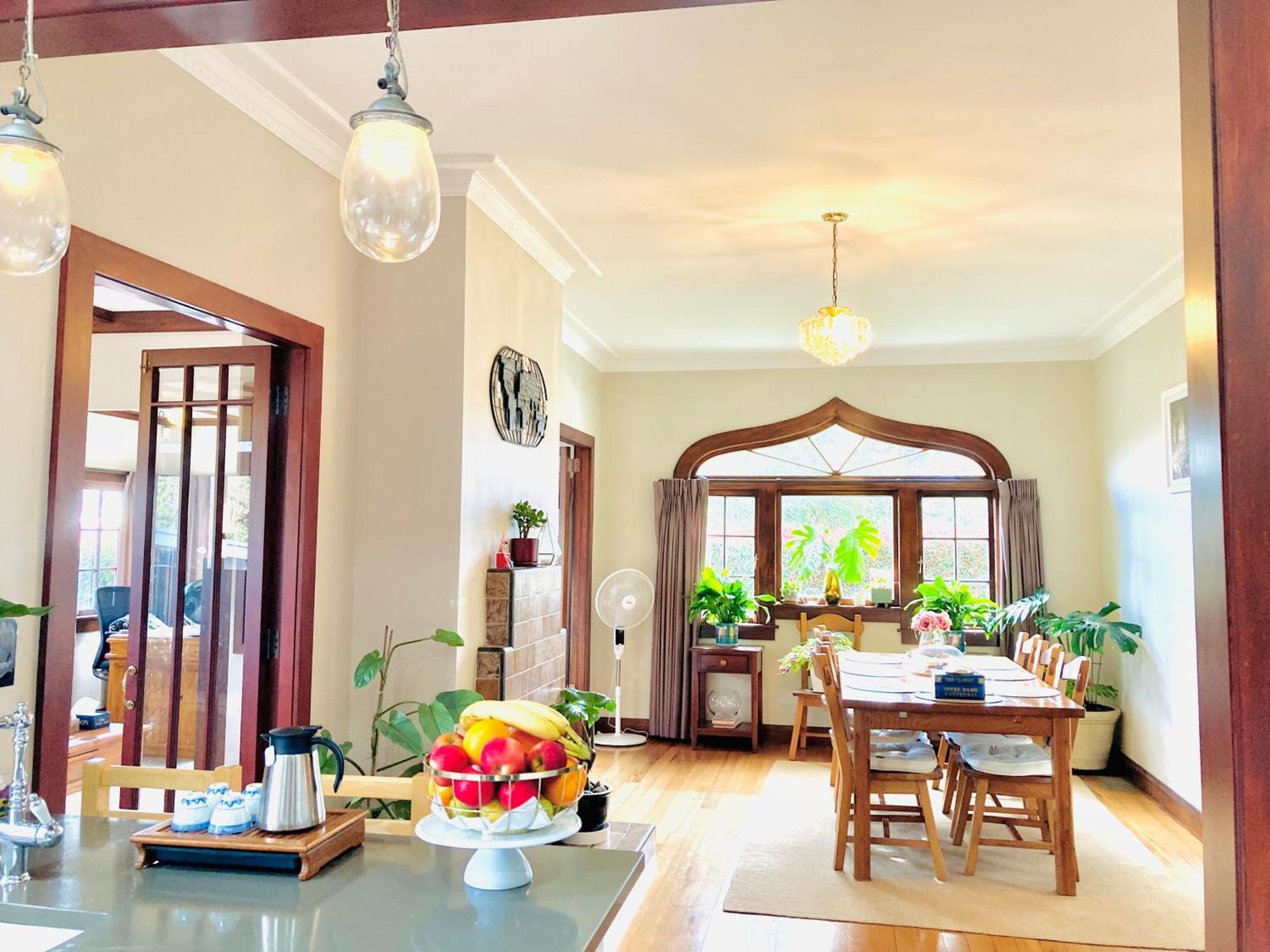 Spacious And Sunny Master Bedroom In A Privatunterkunft